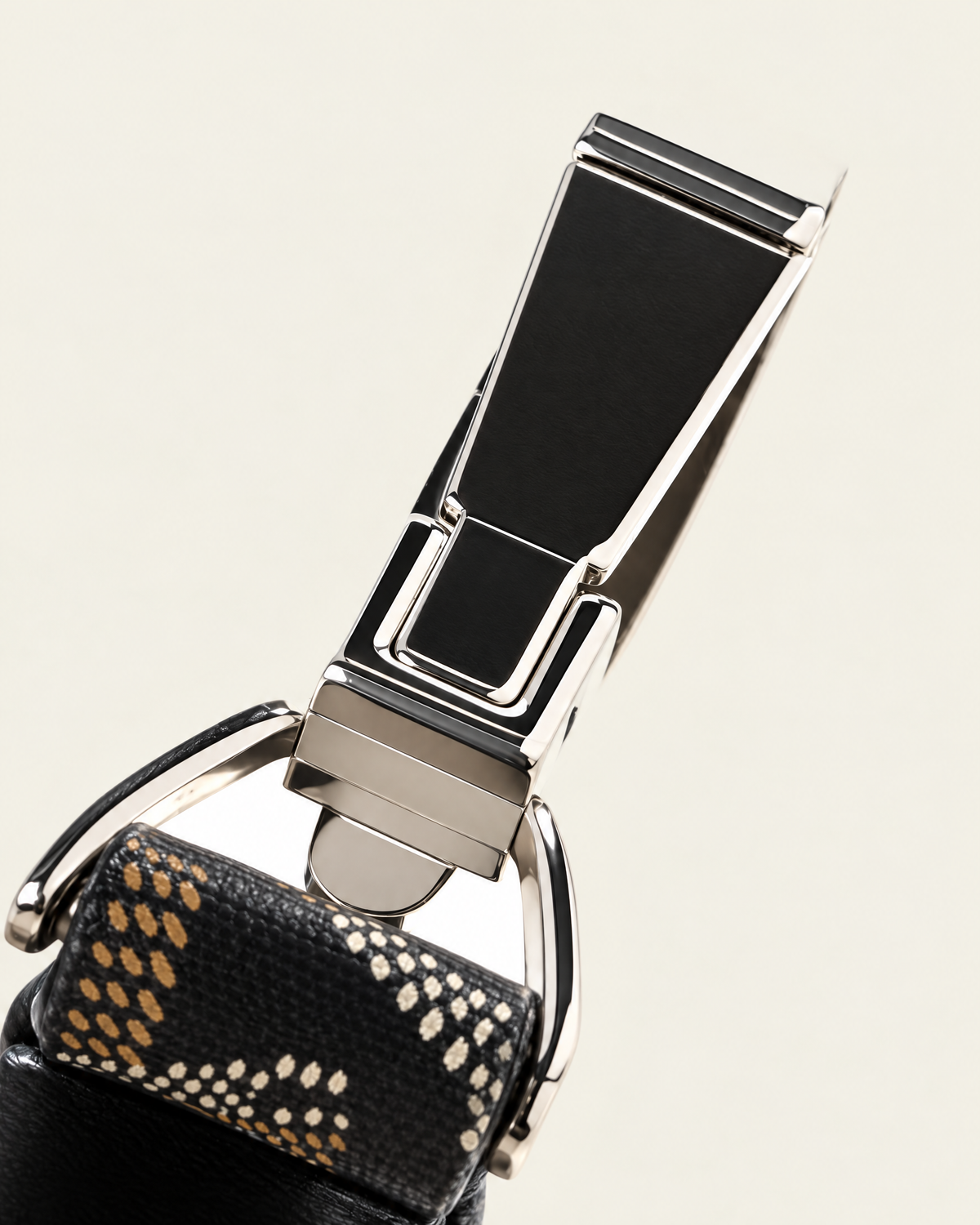 Chevron Dog Leash in black & tan, detail