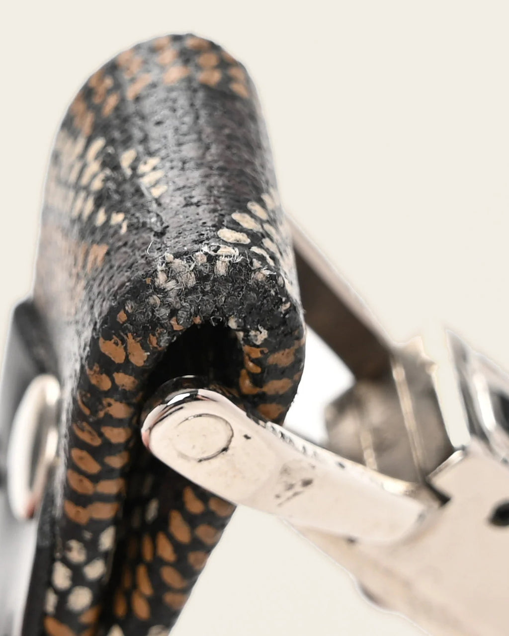 Chevron Dog Leash in black & tan, detail
