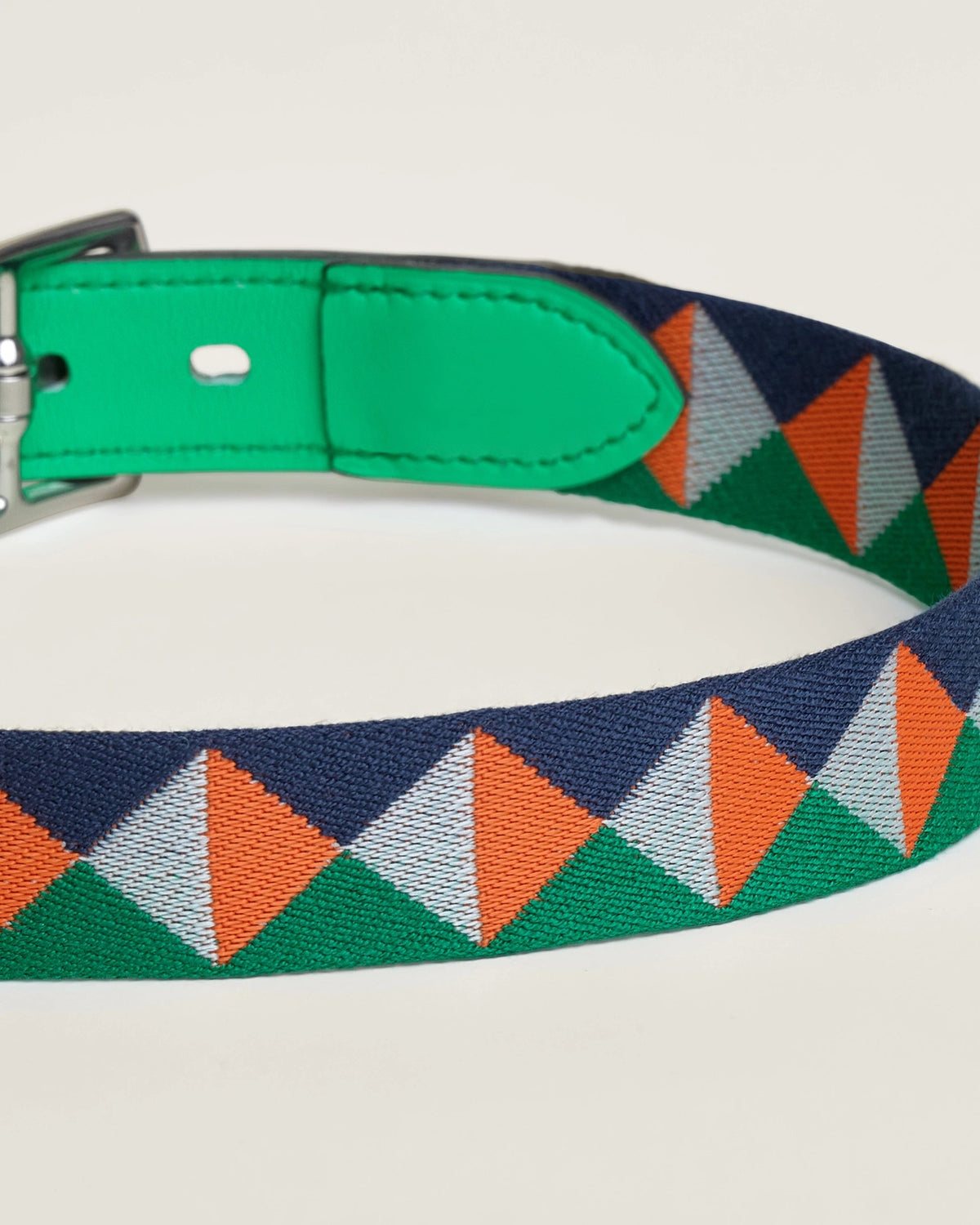 Close-up of the woven triangle motif on the Médor Dog Collar in green